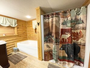 Design House | Bathroom - Paradise In Bryce Log Cabin  (Basye)