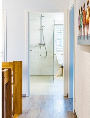 Douche, sèche-cheveux