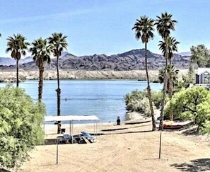 Sun-loungers, beach towels - Last-Minute Special! Island Getaway• Patio View• Boat Ramp & Slips • Pets (Lake Havasu City)
