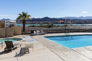 Alberca al aire libre y alberca climatizada