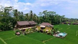Ein geräumiges Haus mit Pool und gepflegtem Garten.