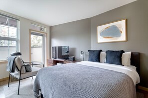 Iron/ironing board, WiFi, bed sheets - Luxe Wallingford Studio w/ Pets & W/D, nr 99 & I-5, by Blueground (Seattle)