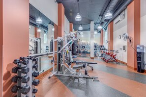 Fitness facility - Luxe Wallingford Studio w/ Pets & W/D, nr 99 & I-5, by Blueground (Seattle)