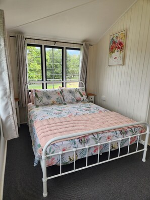 3 bedrooms, iron/ironing board, travel crib, free WiFi - Tranquil Sunshine Coast hinterland farm stay on a working Macadamia farm (Greens Creek)