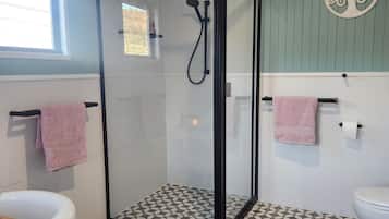 Secador de pelo, toallas, jabón, shampoo