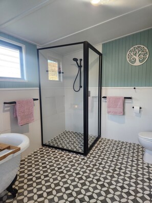 Sèche-cheveux, serviettes fournies, savon, shampoing