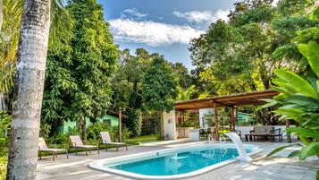 Piscina externa, guarda-sóis, espreguiçadeiras