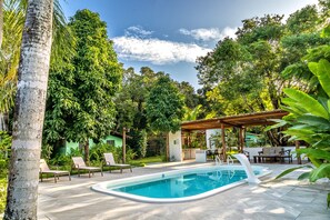 Ulkouima-allas, aurinkovarjoja, aurinkotuoleja