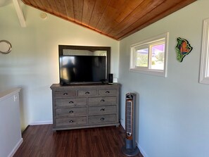 Interior - Entire Place & King Sized Bed (Mountain View)