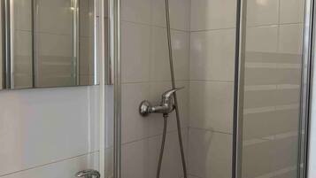 Douche, sèche-cheveux, serviettes fournies