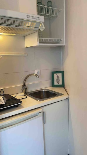 Jääkaappi, kahvin-/teenkeitin