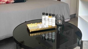 1 habitación, tabla de planchar con plancha, internet y ropa de cama 