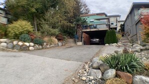 Une allée menant à une maison avec un garage.