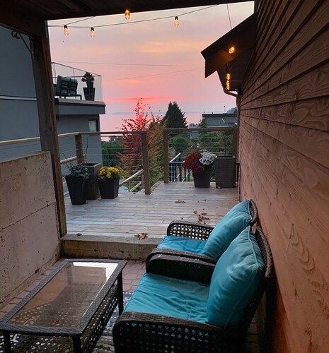 Suite with ocean view patio, three blocks to pier.