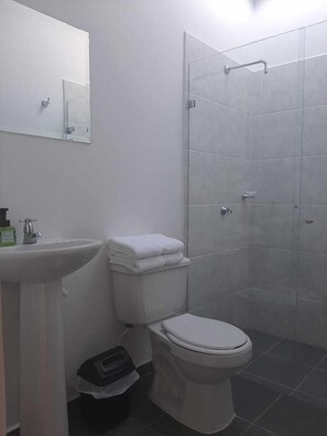 Ducha, artículos de higiene personal gratuitos, toallas y jabón