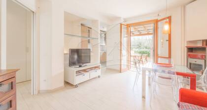 Modern Casa Lula with double bathroom, garden and terrace immersed in the greenery of Marina di Camp