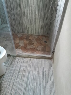 Dusche, Handtücher, Toilettenpapier
