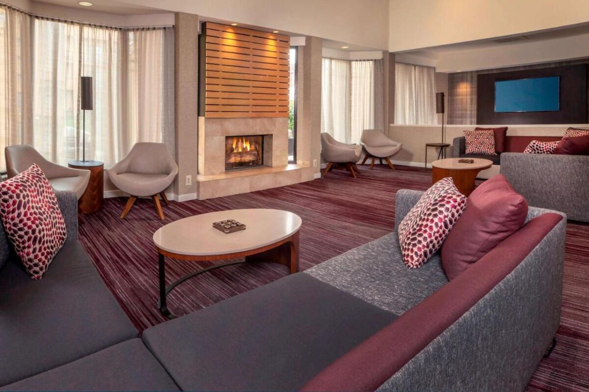 Play tennis at Elkton Indoor Tennis! Comfortable Unit with FREE Parking! Pool!