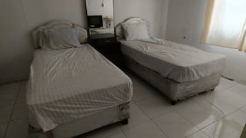 Twin Room | Laptop workspace, bed sheets