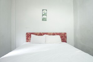 Laptop workspace, bed sheets - Hotel O Azeela Kost Syariah (Banjarmasin)
