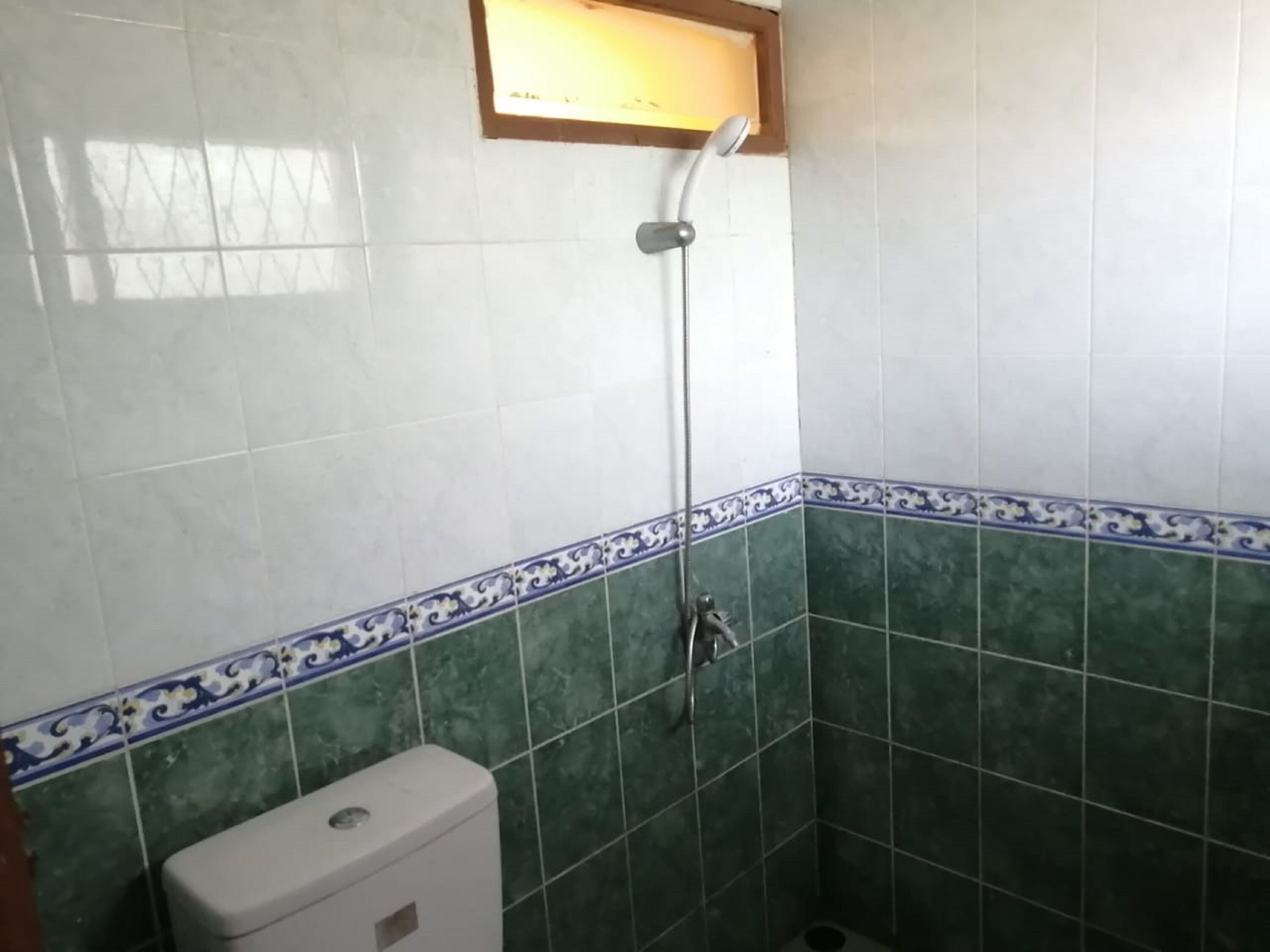 Tweepersoonskamer | Badkamer | Een douche, handdoeken