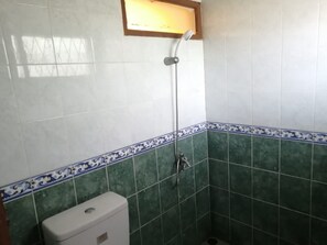 Double Room | Bathroom | Shower, towels - Hotel O Azeela Kost Syariah (Banjarmasin)
