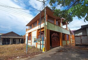 Front of property - Hotel O Azeela Kost Syariah (Banjarmasin)