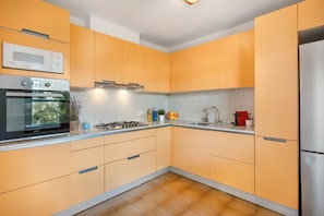 ماكينة لصنع القهوة/الشاي، محمصة خبز، كرسي للأطفال، مائدة طعام