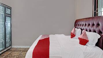 Deluxe Double Room | Desk, laptop workspace, bed sheets