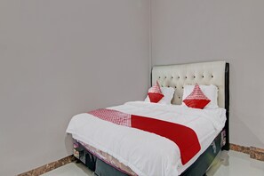 Deluxe Double Room - Hotel O Putri Homestay Syariah Near SPBU 14.282.694 (Air Hitam) (Pekanbaru)