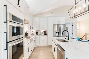 Refrigerador, microondas, placa de cocina, lavavajillas