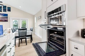 Refrigerador, microondas, placa de cocina, lavavajillas