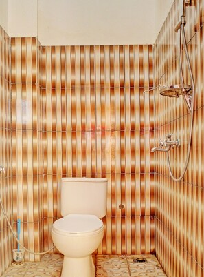 Shower, towels - Hotel O Homestay Juwita Perdana Syariah (Belitang)