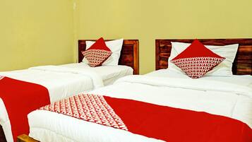 Deluxe Twin Room | Desk, laptop workspace, bed sheets