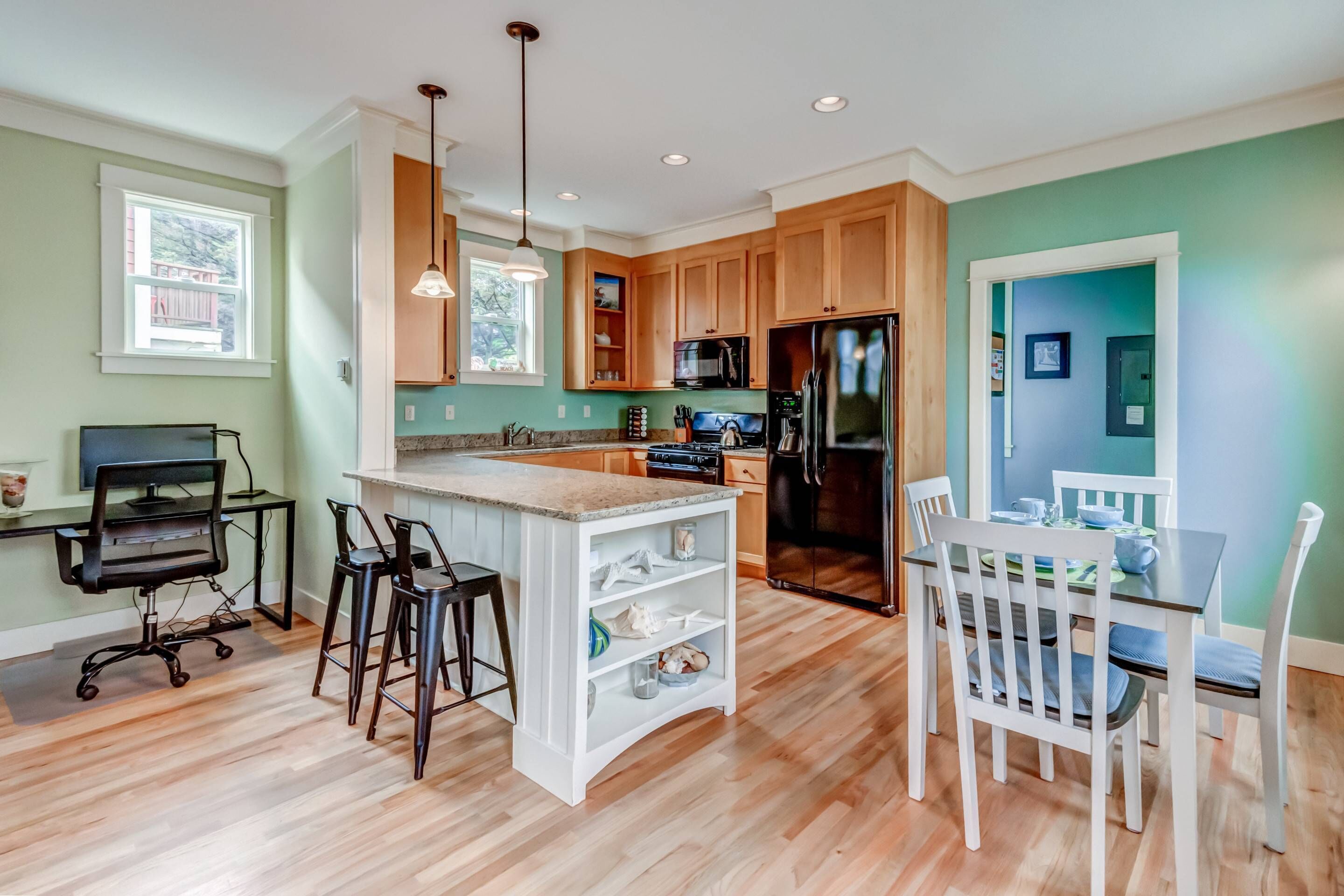 Relax and Refresh, Seconds From Beach, Bedrooms w/ En-Suite Bathrooms, Community Pool, Fire-Pit, BBQ