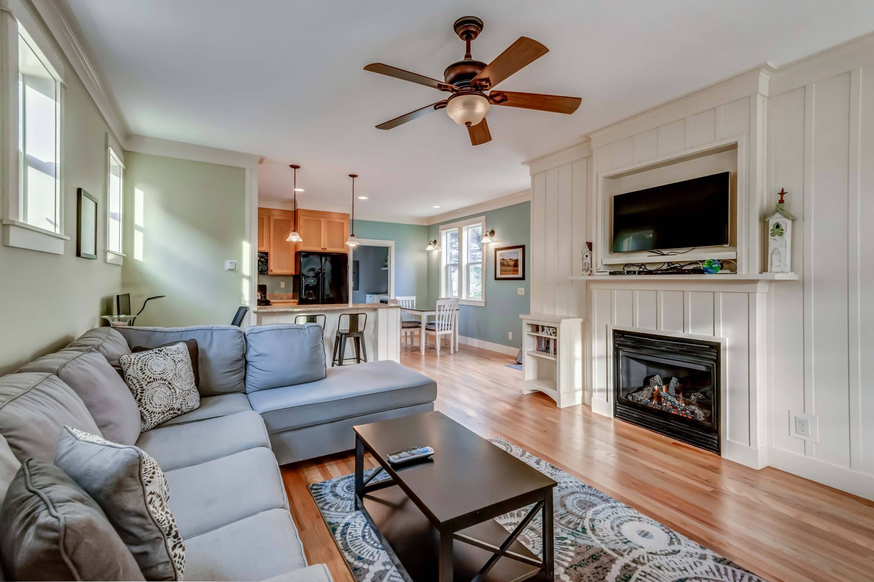 Relax and Refresh, Seconds From Beach, Bedrooms w/ En-Suite Bathrooms, Community Pool, Fire-Pit, BBQ