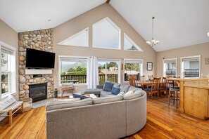 Smart TV, fireplace, DVD player, books