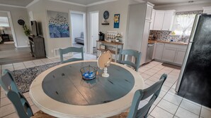 Un coin repas avec une table ronde, des chaises et un élément décoratif central.
