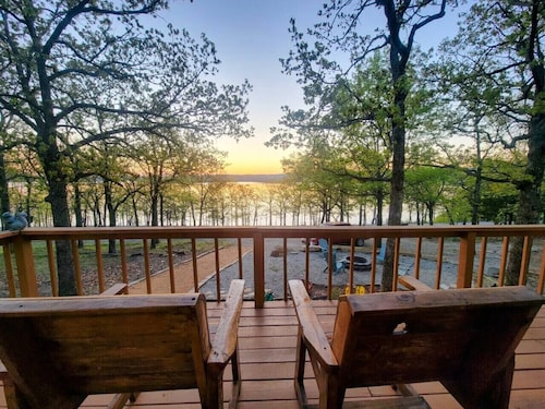 Bristow Blue- Lakefront with boat ramp access, dog friendly!