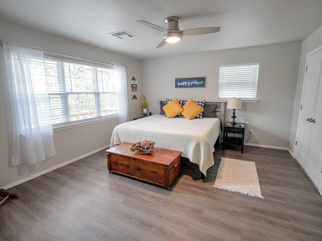 2 bedrooms, desk, iron/ironing board, WiFi