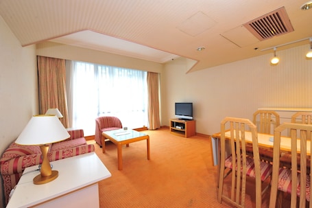 Family Apartment | Blackout drapes, iron/ironing board, free WiFi. Kornhill Apartments