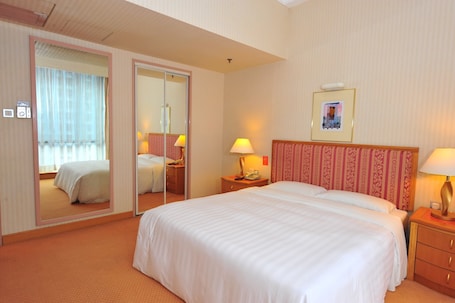 Family Apartment | Blackout drapes, iron/ironing board, free WiFi. Kornhill Apartments