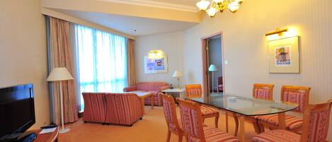 Superior Condo | Living area