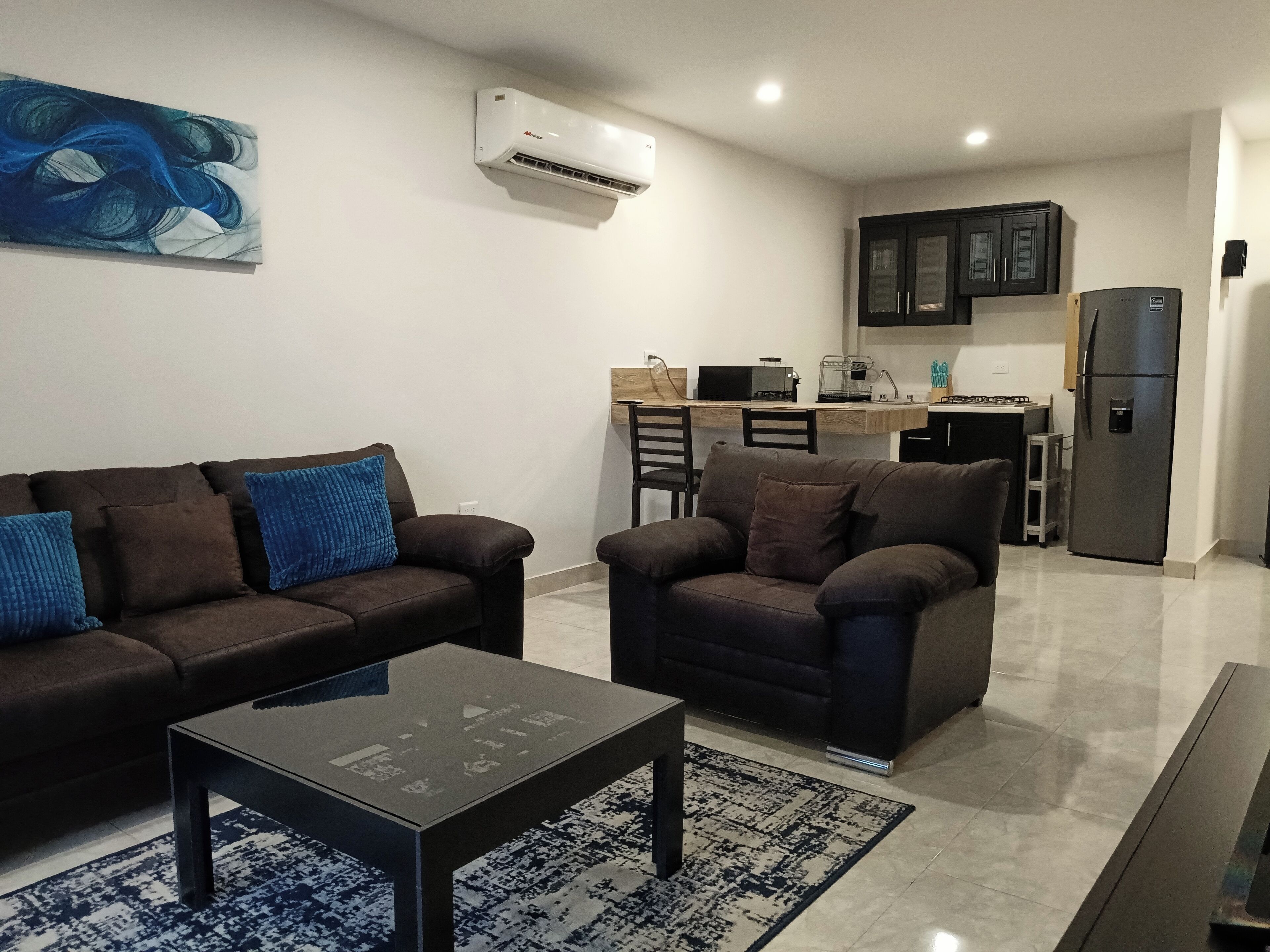 Suite superior | Área de sala de estar | Smart TV de 50 pulgadas con canales vía satélite y Netflix 