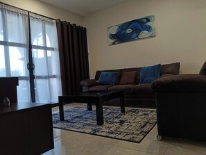 高级套房 | 起居区 | 50-英寸智能电视（配备卫星频道）、Netflix、流媒体服务