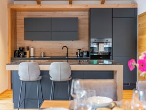 Réfrigérateur, un four, surface de cuisson, lave-vaisselle