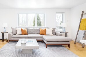 TV - Partridge Hill | Consecon | 4 Bedrooms | Pool (Prince Edward)