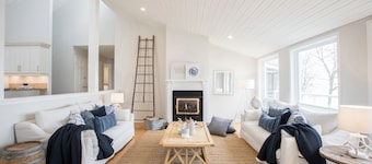 The Montauk | West Lake | 6 Bedrooms | Waterfront