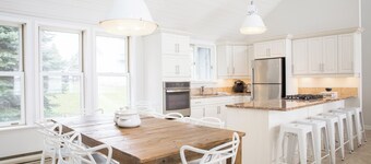The Montauk | West Lake | 6 Bedrooms | Waterfront