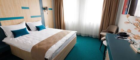 Standaard tweepersoonskamer, niet-roken, uitzicht op de binnenplaats | Luxe beddengoed, bedden met traagschuimmatrassen, een minibar